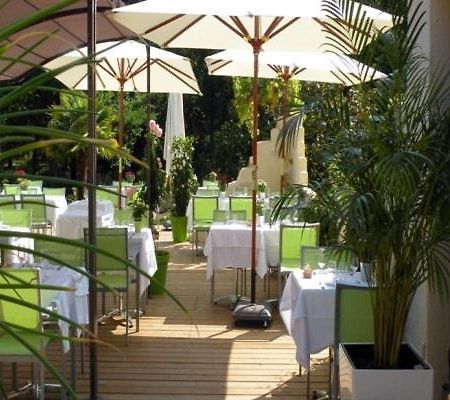 Logis Hotels - Le Pont Bernet - Hotel 2 Etoiles Et Restaurant Le Pian-Médoc エクステリア 写真