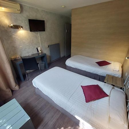 Logis Hotels - Le Pont Bernet - Hotel 2 Etoiles Et Restaurant Le Pian-Médoc エクステリア 写真