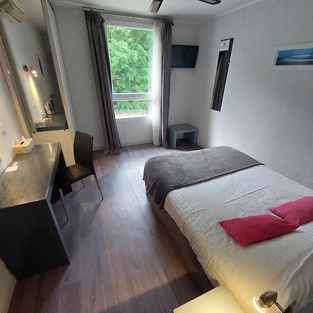 Logis Hotels - Le Pont Bernet - Hotel 2 Etoiles Et Restaurant Le Pian-Médoc エクステリア 写真