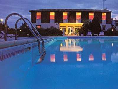 Logis Hotels - Le Pont Bernet - Hotel 2 Etoiles Et Restaurant Le Pian-Médoc エクステリア 写真