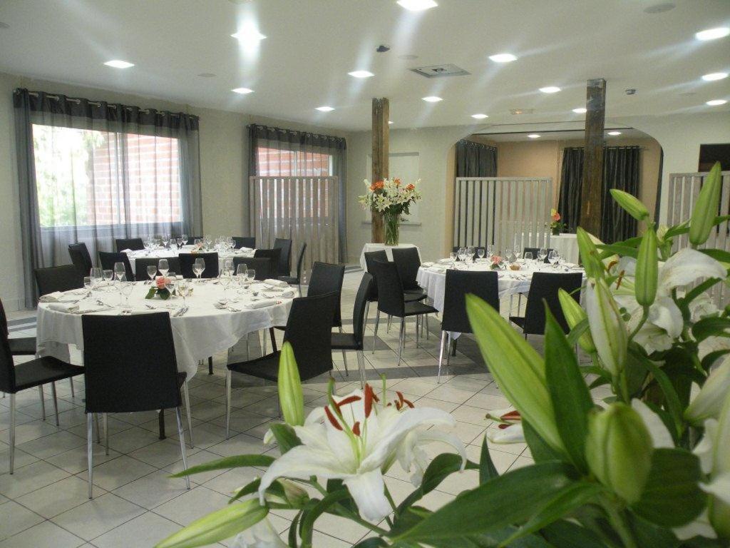 Logis Hotels - Le Pont Bernet - Hotel 2 Etoiles Et Restaurant Le Pian-Médoc エクステリア 写真