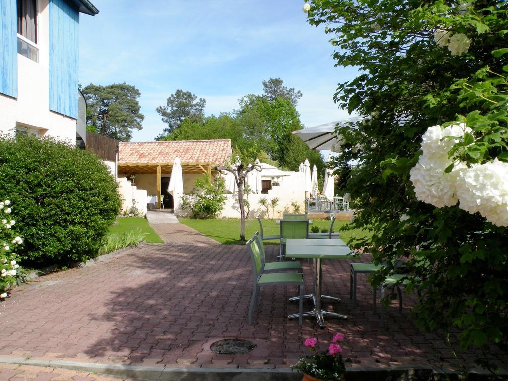 Logis Hotels - Le Pont Bernet - Hotel 2 Etoiles Et Restaurant Le Pian-Médoc エクステリア 写真