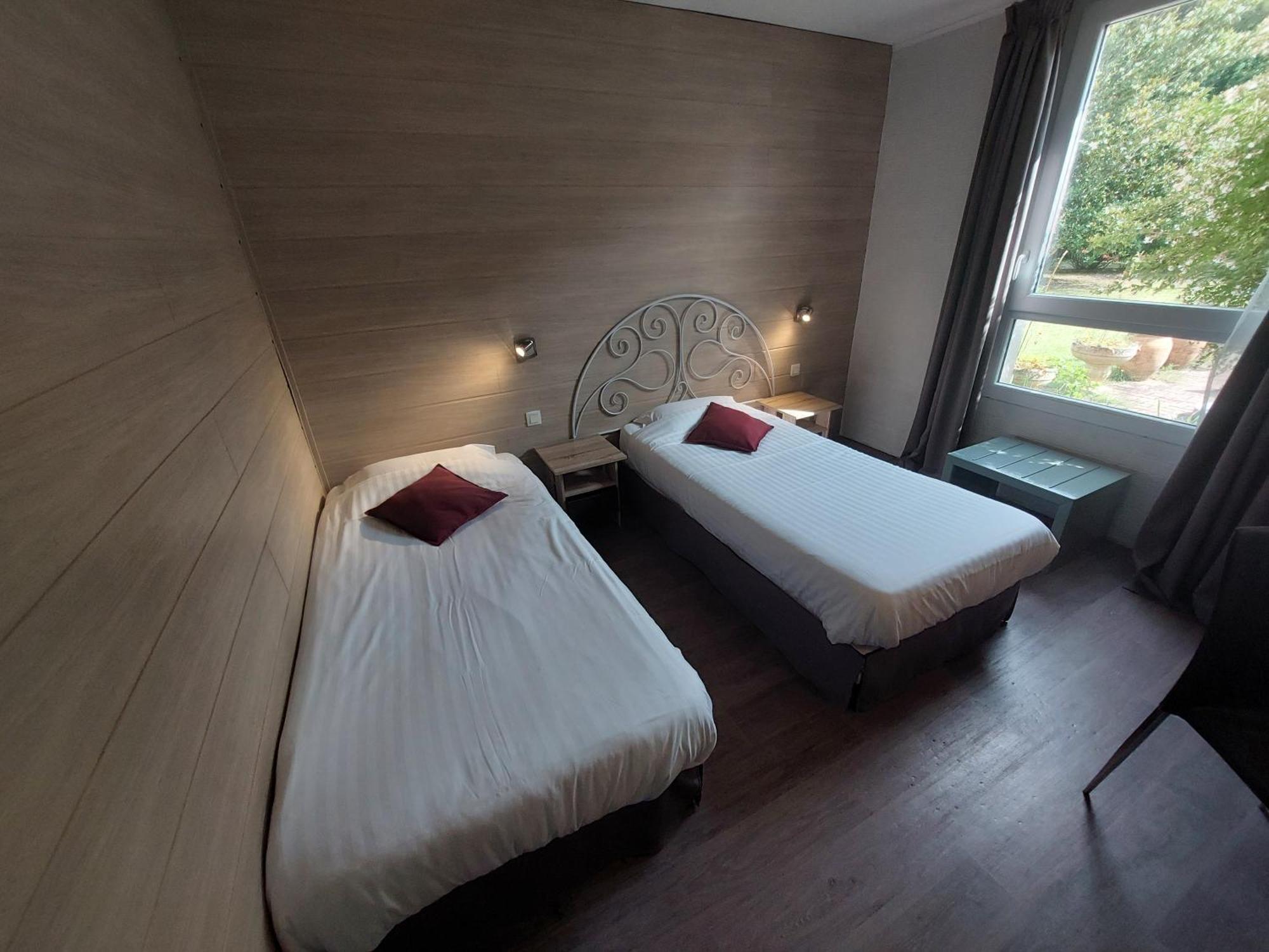 Logis Hotels - Le Pont Bernet - Hotel 2 Etoiles Et Restaurant Le Pian-Médoc エクステリア 写真