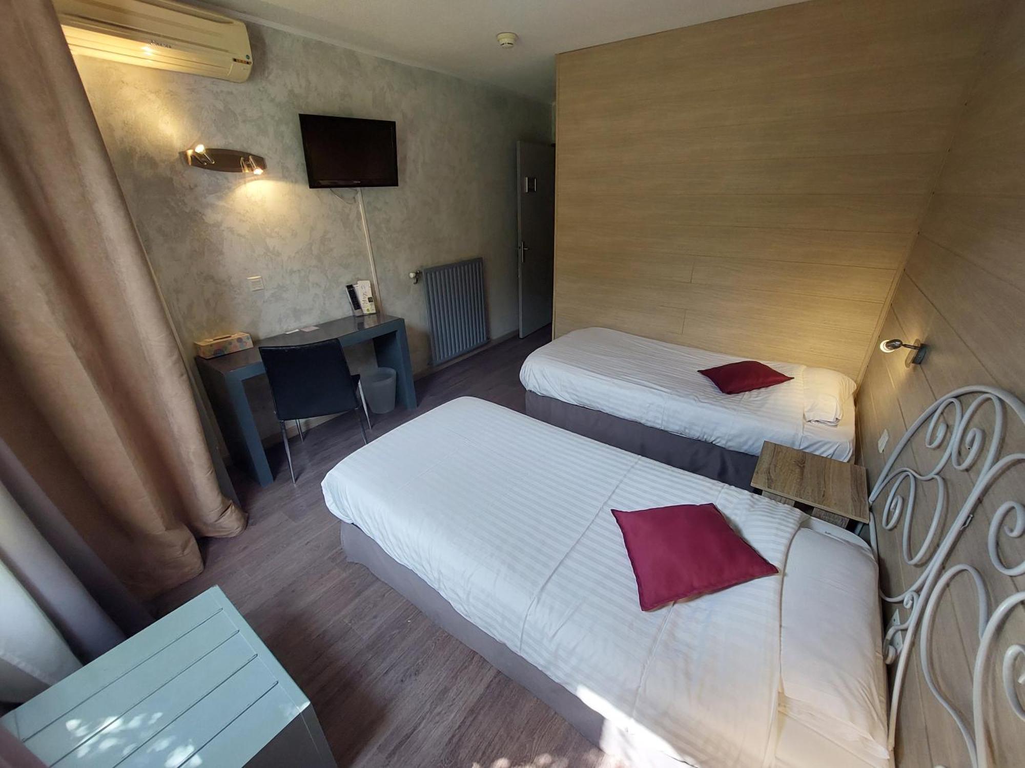 Logis Hotels - Le Pont Bernet - Hotel 2 Etoiles Et Restaurant Le Pian-Médoc エクステリア 写真