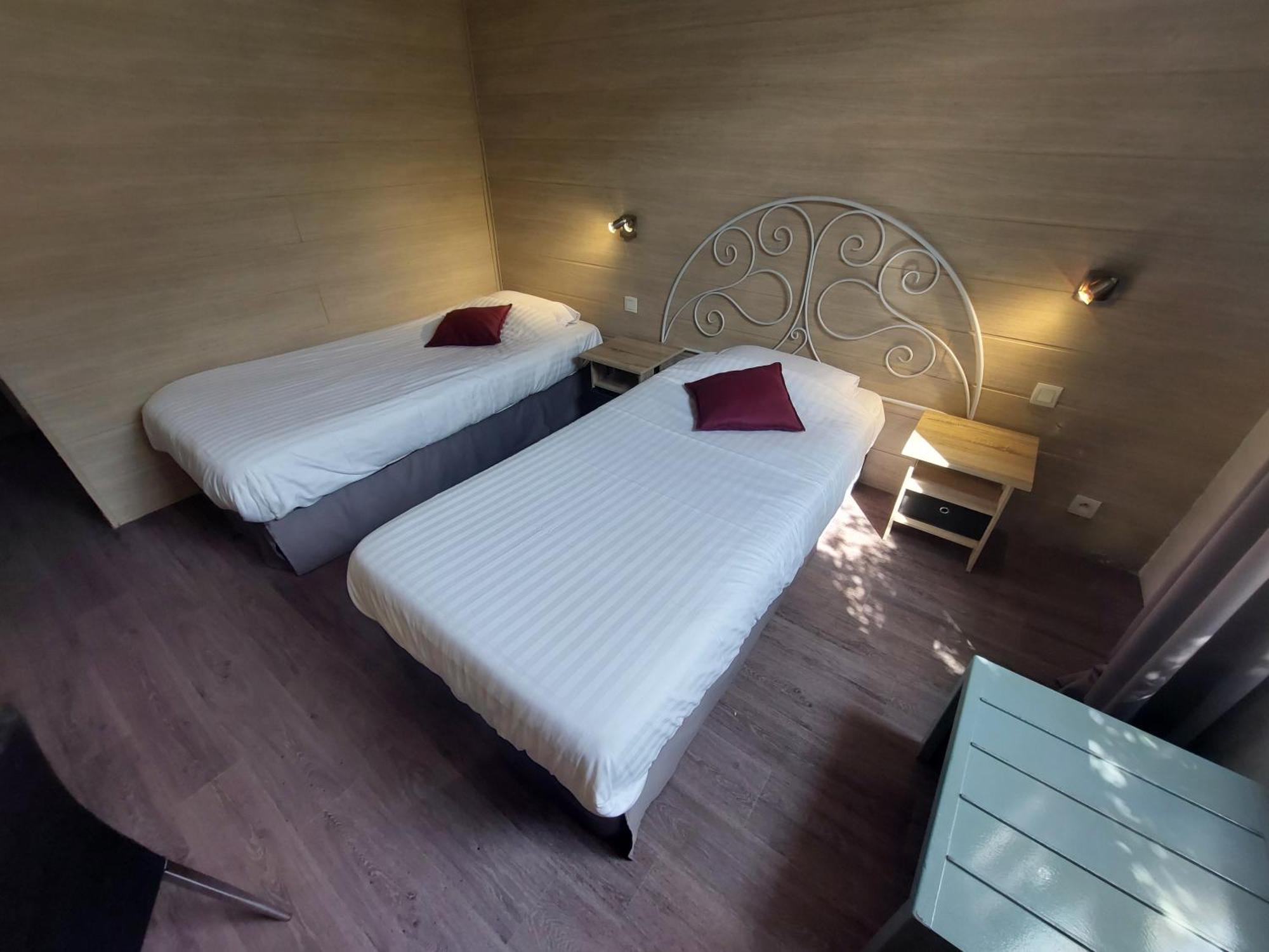 Logis Hotels - Le Pont Bernet - Hotel 2 Etoiles Et Restaurant Le Pian-Médoc エクステリア 写真
