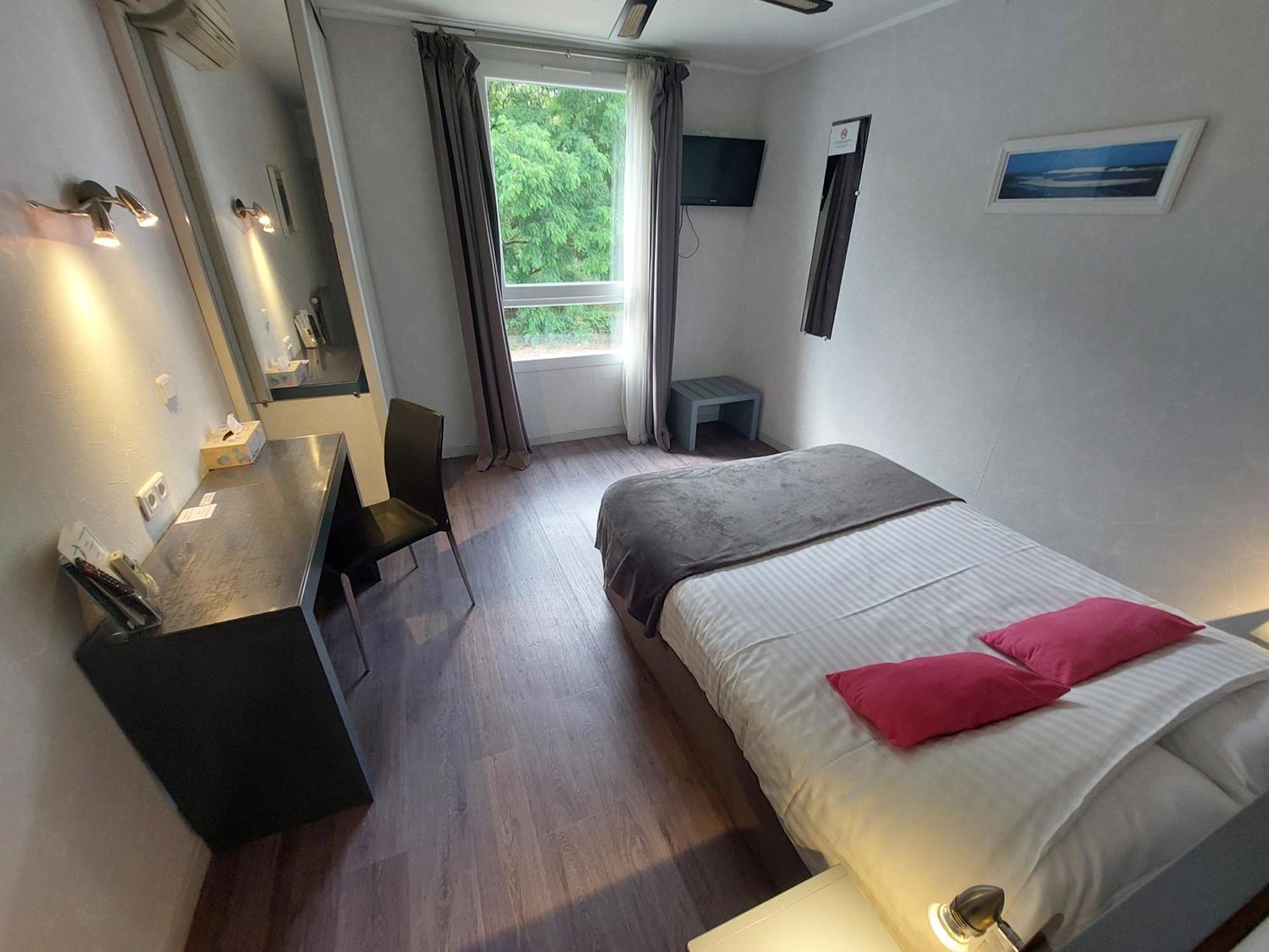 Logis Hotels - Le Pont Bernet - Hotel 2 Etoiles Et Restaurant Le Pian-Médoc エクステリア 写真