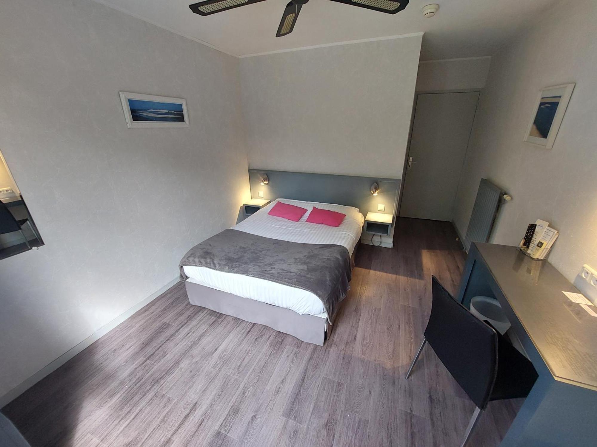 Logis Hotels - Le Pont Bernet - Hotel 2 Etoiles Et Restaurant Le Pian-Médoc エクステリア 写真