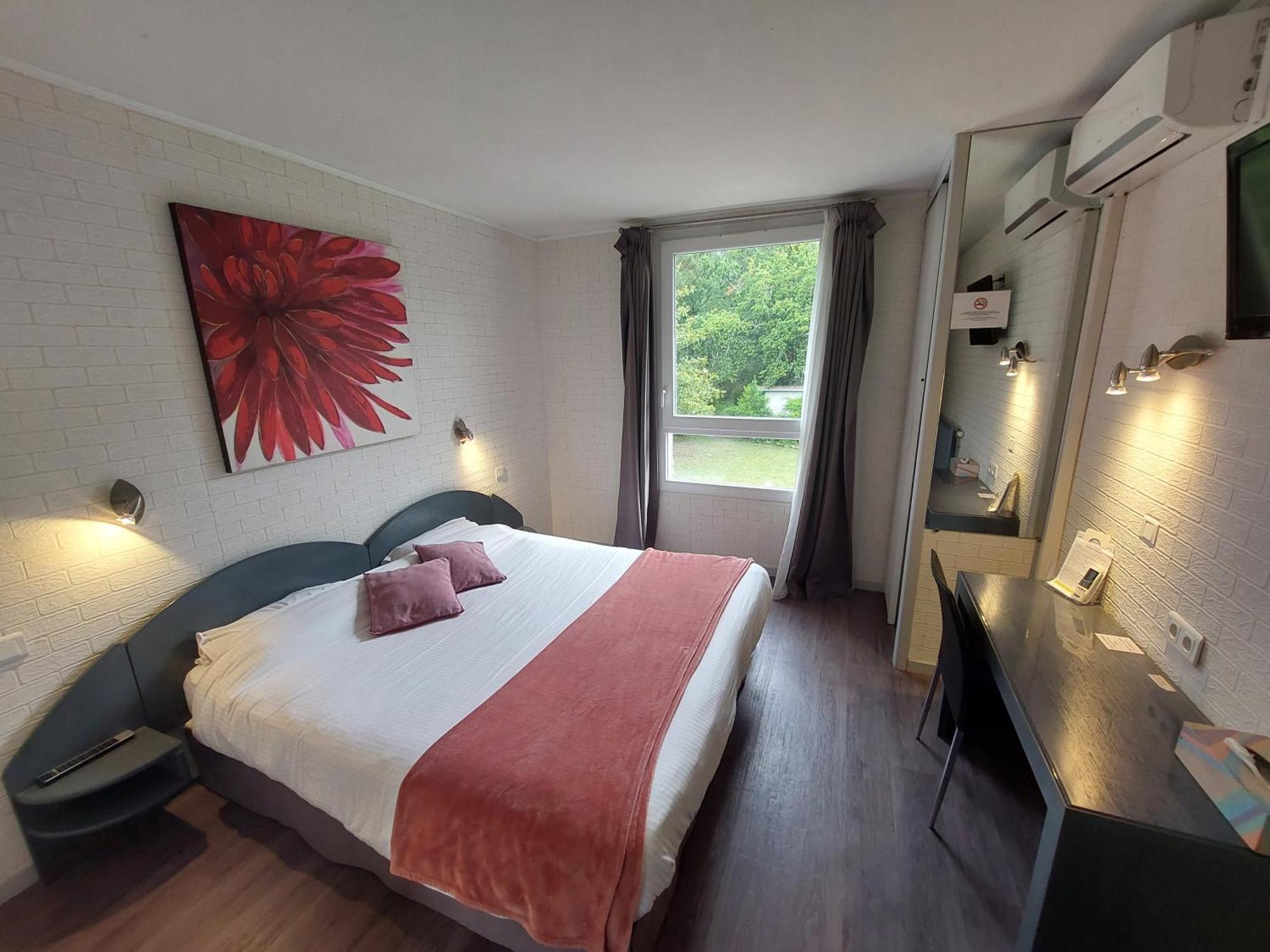 Logis Hotels - Le Pont Bernet - Hotel 2 Etoiles Et Restaurant Le Pian-Médoc エクステリア 写真