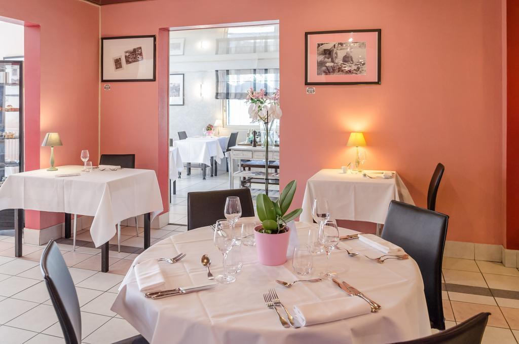 Logis Hotels - Le Pont Bernet - Hotel 2 Etoiles Et Restaurant Le Pian-Médoc エクステリア 写真