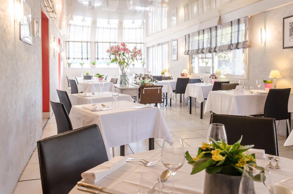 Logis Hotels - Le Pont Bernet - Hotel 2 Etoiles Et Restaurant Le Pian-Médoc エクステリア 写真