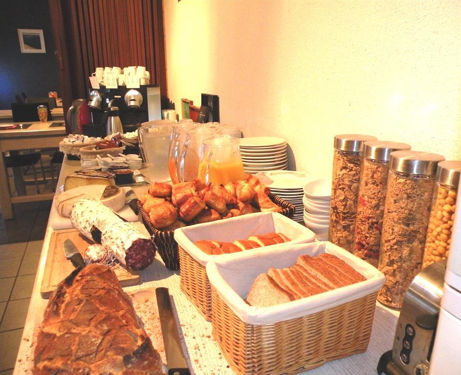 Logis Hotels - Le Pont Bernet - Hotel 2 Etoiles Et Restaurant Le Pian-Médoc エクステリア 写真
