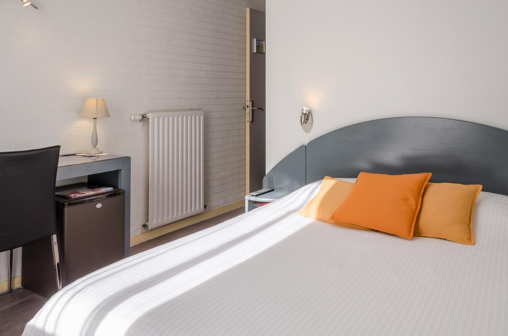 Logis Hotels - Le Pont Bernet - Hotel 2 Etoiles Et Restaurant Le Pian-Médoc 部屋 写真